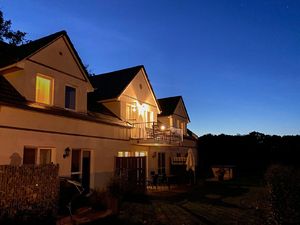 Balkon. Der großzügige Balkon im Abendlicht.