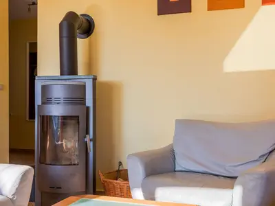 Ferienwohnung Storchenruh Kamin im Wohnbereich