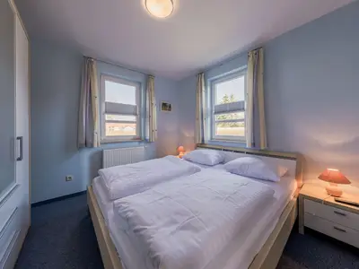 Ferienwohnung Storchenruh eines der Schlafzimmer mit Doppelbett
