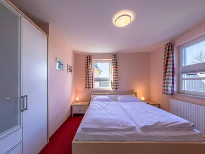 Ferienwohnung Storchenrast Schlafzimmer mit Doppelbett und Kleiderschrank