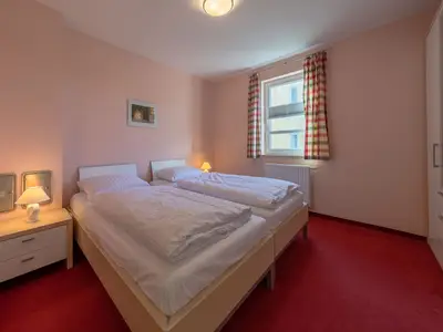 Ferienwohnung Storchenrast Schlafzimmer mit gemütlichem Doppelbett