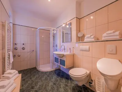Ferienwohnung Storchenrast Badezimmer mit Dusche