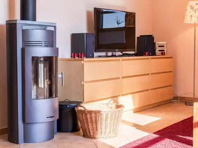 Ferienwohnung Storchenflug Blick auf den Kamin im Wohnbereich