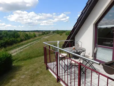 Ferienwohnung Storchenflug Blick auf den Balkon mit Sitzmöbeln