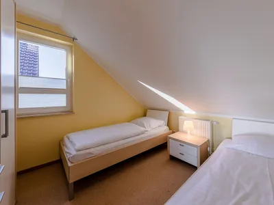 Ferienwohnung Storchenflug Blick in eines der Schlafzimmer mit zwei Einzelbetten