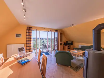 Ferienwohnung Storchenhorst Blick in den Wohnbereich mit Zugang zum Balkon