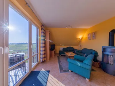 Ferienwohnung Storchenhorst Blick auf die Couch im Wohnbereich