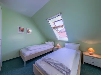 Ferienwohnung Storchenhorst eines der Schlafzimmer mit zwei Einzelbetten