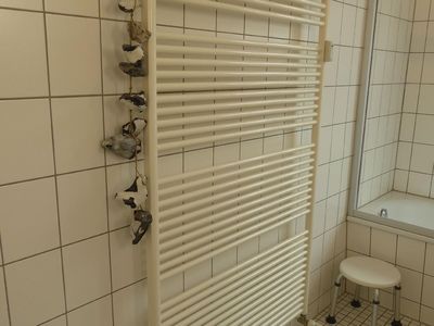 Bad/Dusche. Der große Heizkörper im Bad.