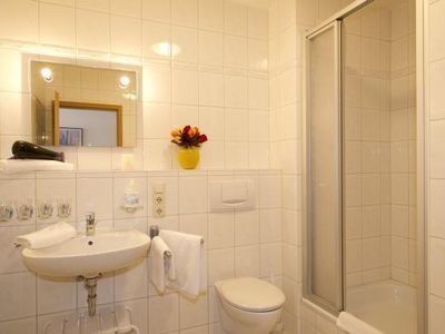 Badezimmer mit Dusche und WC/Fön