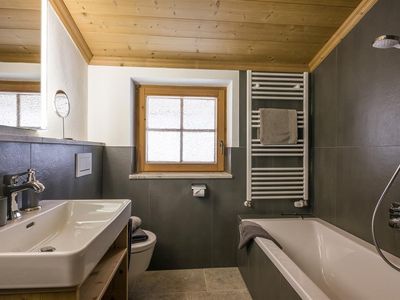 Badezimmer 1 mit Badewanne Koasa Chalet