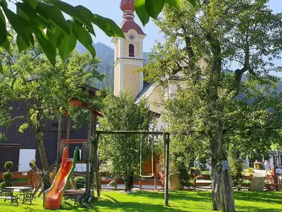 Garten mit Blick zur Kirche