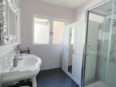 Sehr schönes grosses Lavabo im Badezimmer