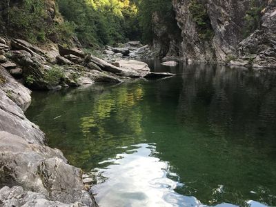 Fluss Melezza in 500 m Distanz mit smaragdgrünem Wasser mit Sandstränden und romantischen Buchten.