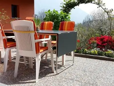 Gartensitzplatz mit Blick auf Golino und die Berge