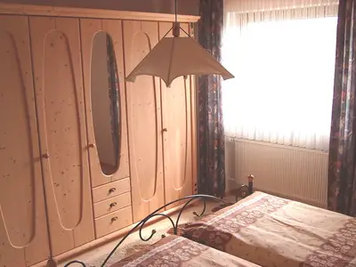 Großer Kleiderschrank im Schlafzimmer
