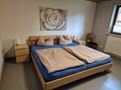 1. Schlafzimmer: großes Doppelbett, Kautschukboden