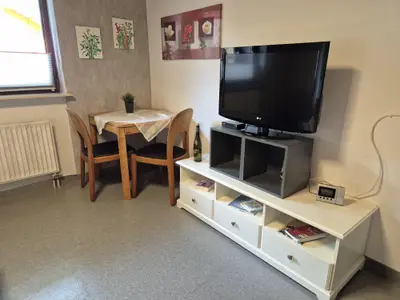 1. Schlafzimmer mit einem großen Doppelbett und zwei Nachttischen. Die Wände sin