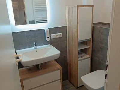 Bad Wellness Dusche, WC, Handtücher, Badetücher