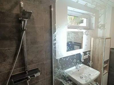 Bad Wellness Dusche, WC, Handtücher, Badetücher