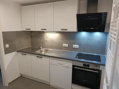 Voll ausgestattete Küche, Kühlschrank, Kaffeem.