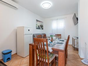 23762160-Ferienwohnung-5-Gornji Karin-300x225-3