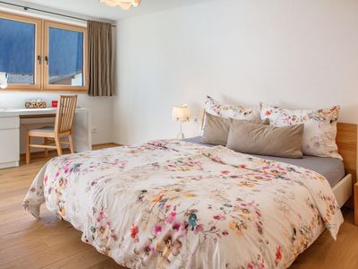 6Schlafzimmer mit Doppelbett &amp; Schreibtisch