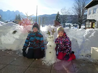 Winter Schneemannbauen Gosau