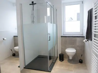 Bad/Dusche. Eine moderne und große Dusche 90x120cm für einen Duschkomfort.