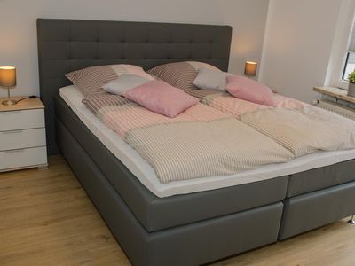 Schlafzimmer (1) mit Zugang zum Balkon