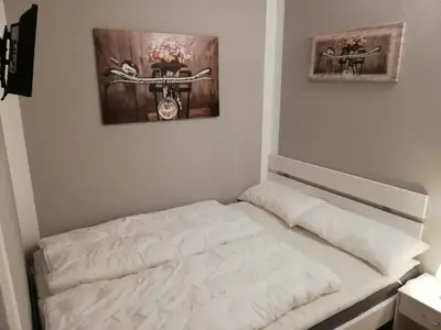 Schlafzimmer 1, Bett und TV