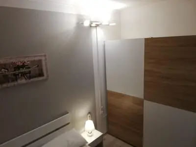 Das erste Schlafzimmer mit Schwebetürenschrank