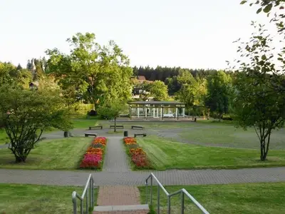 Ort allgemein. Blick in den Kurpark