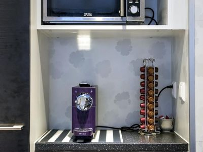 Studio: Kaffeemaschine, Ofen mit Mikrowelle, Umluft und Grill