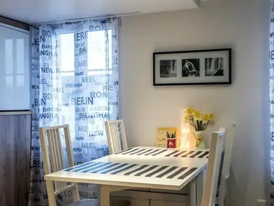 Studio: Gemütlicher Essbereich für 4 bis 6 Personen.