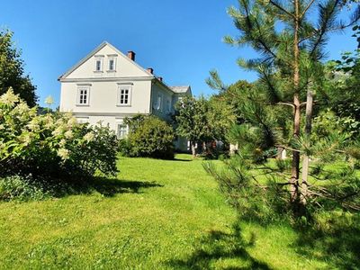 der weitläufige Garten im Sommer