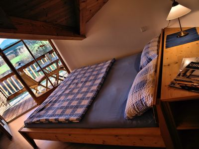 Bett mit Blick auf den Balkon Ferienwohnung Schenk