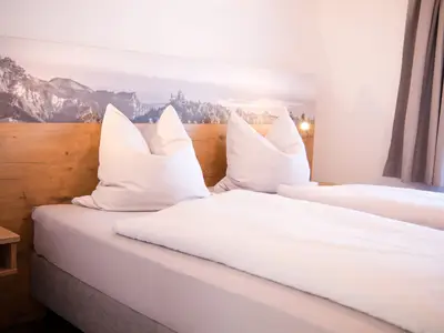 Blick Türe ins Schlafzimmer