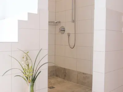 Blick Bad in die Dusche