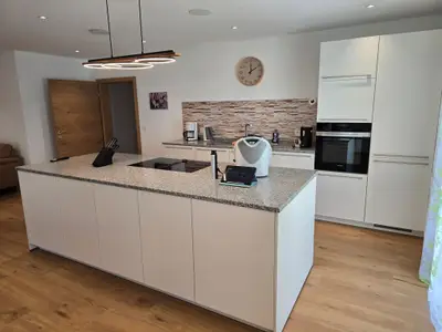 Kücheninsel mit Neff-Induktionskochfeld und Thermomix TM6 und Tablet zur Wohnungssteuerung