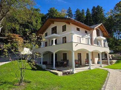 Haus mit Sitzgruppe im Schatten