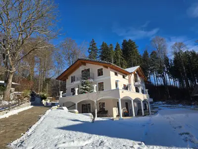 Haus im Neuschnee bei strahlend blauem Himmel