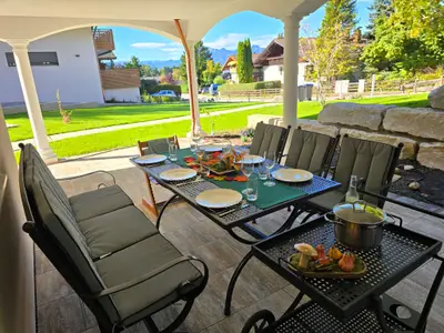 Sitzgruppe auf Terrasse mit Bergblick