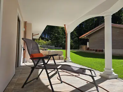 Entspannung im Liegestuhl auf der Terrasse mit Blick auf den beruhigenden Wald