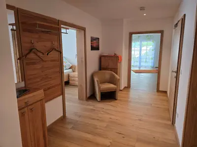 Großzügiger Eingangsbereich mit Schuhregal und Garderobe