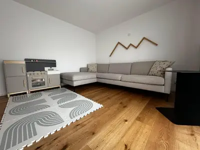 Gemütliches Wohnzimmer mit integrierter Kinderspielküche – perfekt für Familien