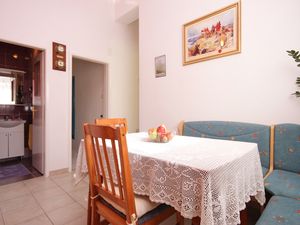 23930656-Ferienwohnung-4-Gradina-300x225-2