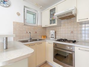 23930668-Ferienwohnung-6-Gradina-300x225-5