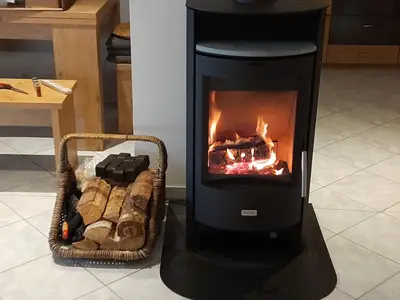 Kaminofen mit Feuer
