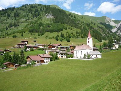 Gramais Kirche und Dorf